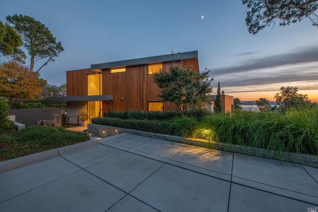 The Tiburon Home is a luxurious residence on one of the most desirable streets with sweeping views now available for sale. This home located at 86 Sugarloaf Dr, Tiburon, California; offering 5 bedrooms and 4 bathrooms with over 4,000 square feet of living spaces.