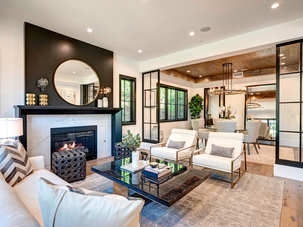 Interior design of Modern Farmhouse in California was made by Meridith Baer Home in Modern style. This design creates functionally spacious indoor living from good finish materials, with impressive decorations and smart amenities.