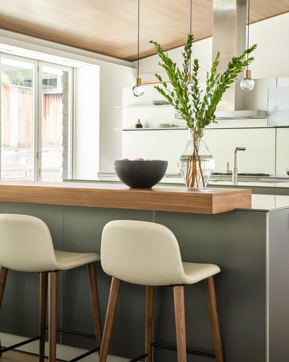 Modern interior design of Lorna Lane in Brentwood, LA by ae design