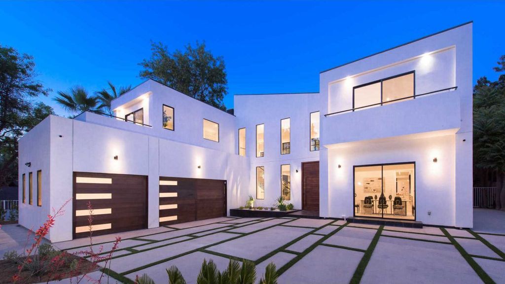 Prime-two-level-house-in-Encino-with-over-8.000-square-feet-of-living-space-1