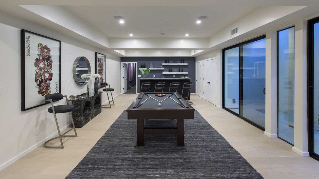 Prime-two-level-house-in-Encino-with-over-8.000-square-feet-of-living-space-14