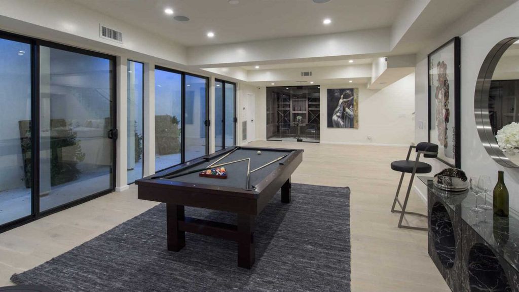 Prime-two-level-house-in-Encino-with-over-8.000-square-feet-of-living-space-16