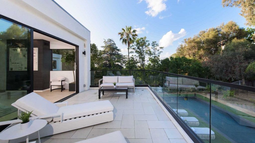 Prime-two-level-house-in-Encino-with-over-8.000-square-feet-of-living-space-19