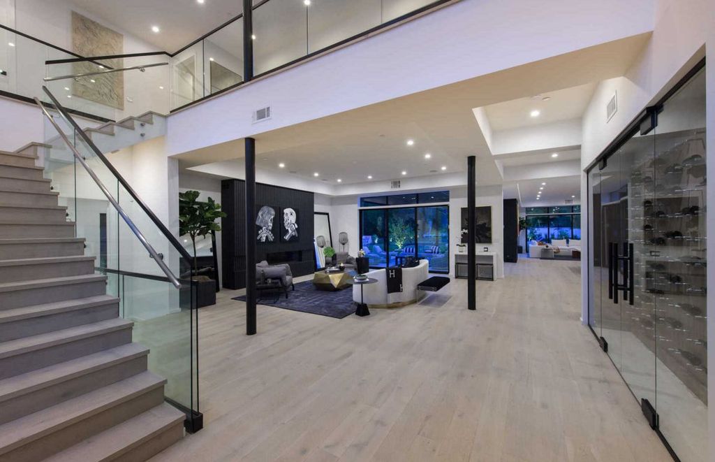 Prime-two-level-house-in-Encino-with-over-8.000-square-feet-of-living-space-20