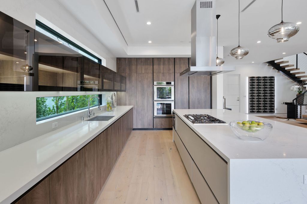 This style of kitchen sink design is a perfect representation of today's kitchen. The built-in cabinet surrounding the sink allows the kitchen sink to be visually appealing. It is softly tucked in and has plenty of room on all sides for preparing, chopping, cooking, and storing food and dishes. To be honest, this is one of our top picks for a world-class kitchen sink design from this list.