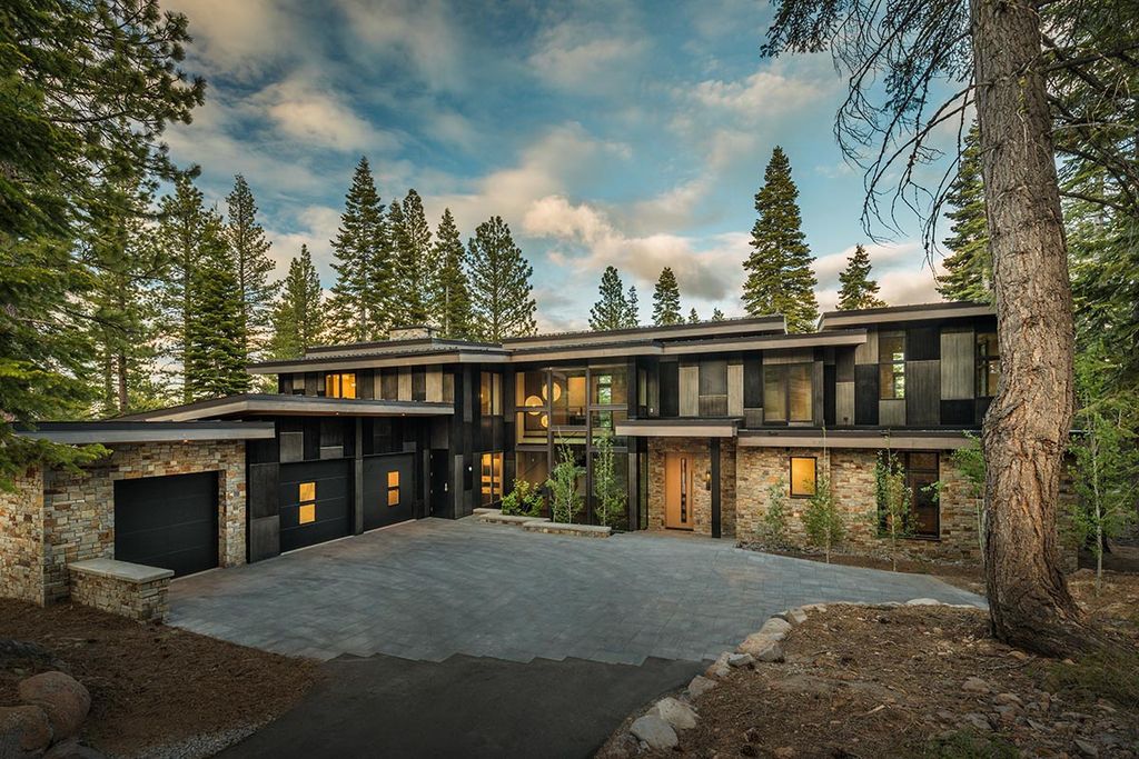 Martis Camp Home Lot 53 in Truckee, California was designed by Dennis Zirbel Architects in mountain contemporary style; this house offers impressive mountain views and expansive indoors and outdoors entertaining.