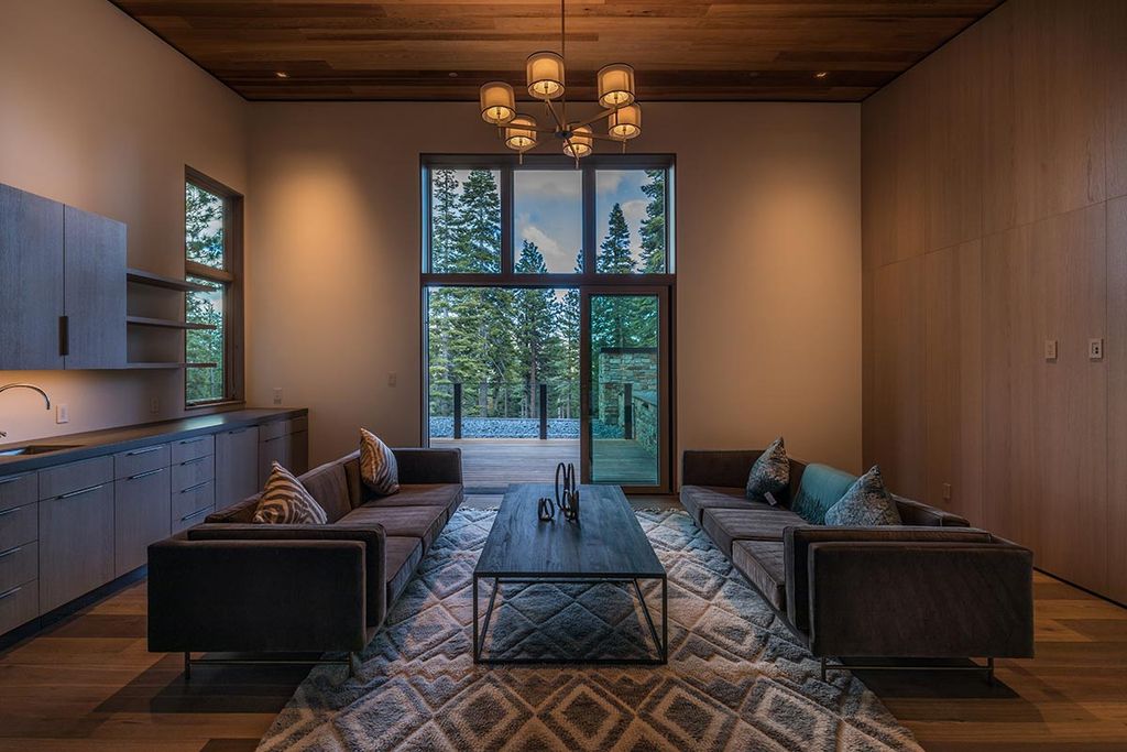 Martis Camp Home Lot 53 in Truckee, California was designed by Dennis Zirbel Architects in mountain contemporary style; this house offers impressive mountain views and expansive indoors and outdoors entertaining.