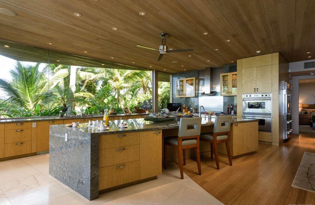 Makena Contemporary House in Kihei, Hawii perfectly situated on an intimate cove was designed by Guy Dreier Designs in tropical Modern style; this house is a livable work of art with its soaring ceilings, dramatic finishes, and innovative floor plan. 