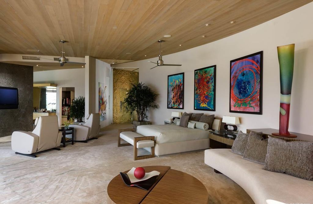 Makena Contemporary House in Kihei, Hawii perfectly situated on an intimate cove was designed by Guy Dreier Designs in tropical Modern style; this house is a livable work of art with its soaring ceilings, dramatic finishes, and innovative floor plan. 