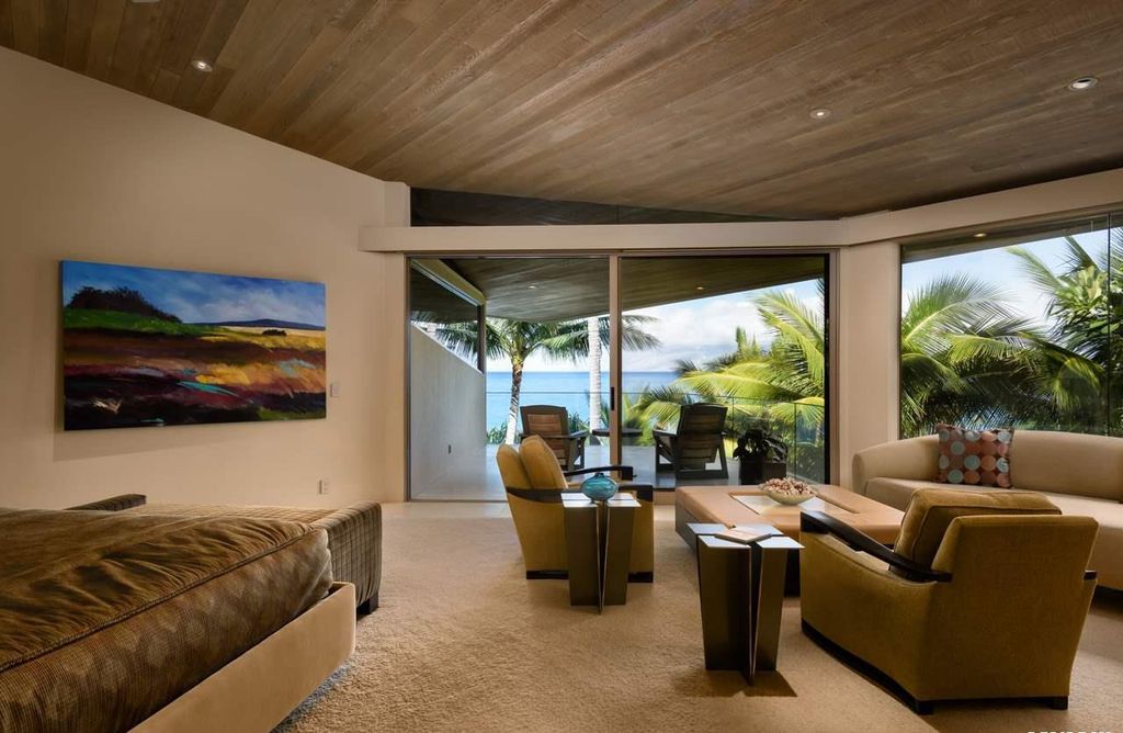 Makena Contemporary House in Kihei, Hawii perfectly situated on an intimate cove was designed by Guy Dreier Designs in tropical Modern style; this house is a livable work of art with its soaring ceilings, dramatic finishes, and innovative floor plan. 