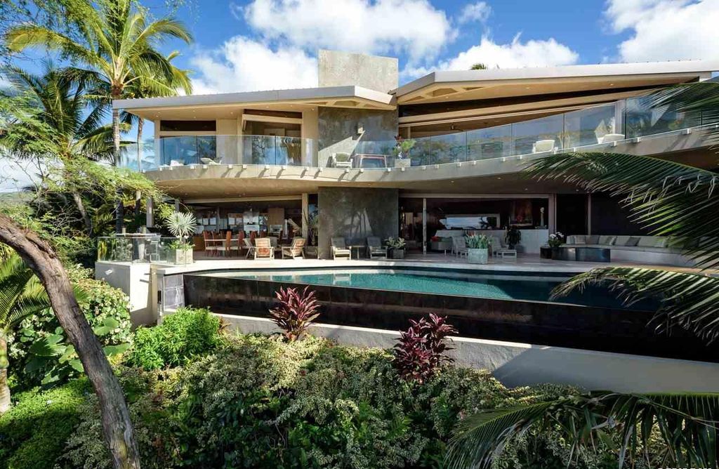 Makena Contemporary House in Kihei, Hawii perfectly situated on an intimate cove was designed by Guy Dreier Designs in tropical Modern style; this house is a livable work of art with its soaring ceilings, dramatic finishes, and innovative floor plan. 