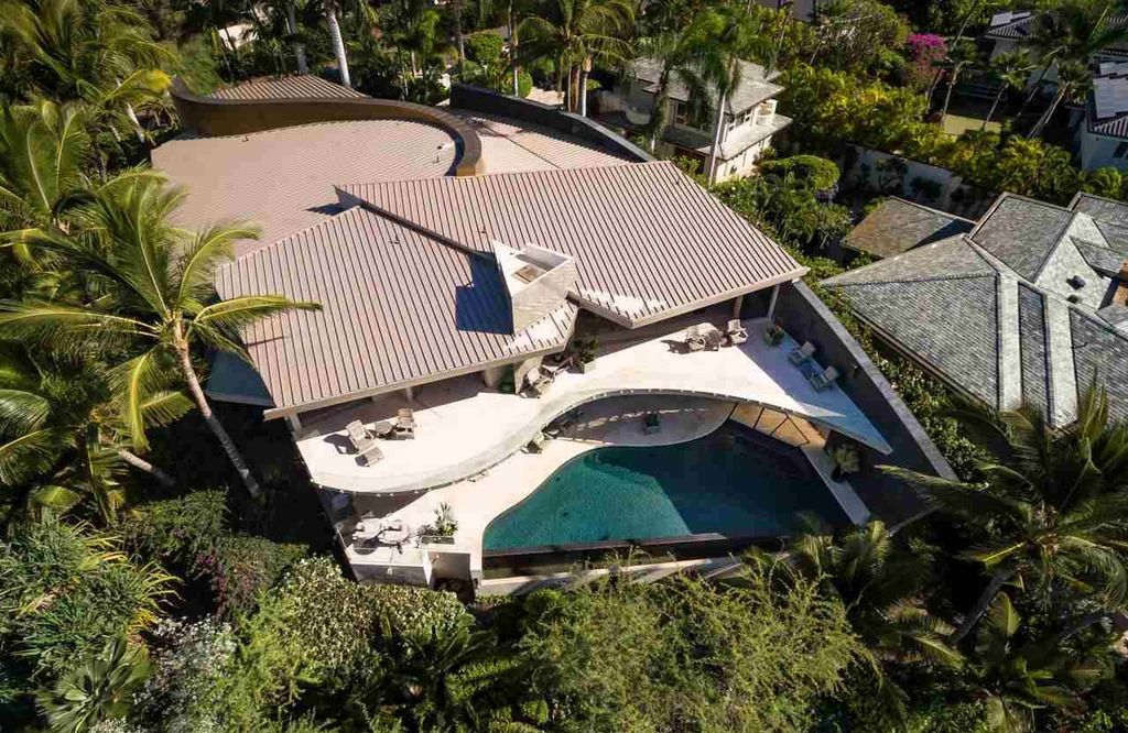 Makena Contemporary House in Kihei, Hawii perfectly situated on an intimate cove was designed by Guy Dreier Designs in tropical Modern style; this house is a livable work of art with its soaring ceilings, dramatic finishes, and innovative floor plan. 