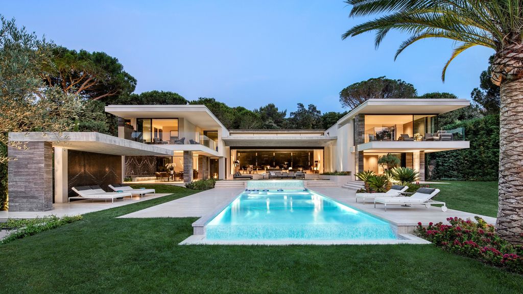 Le Pine House in Saint Tropez, France was designed by SAOTA in Modern style is a contemporary interpretation of traditional Mediterranean Riviera architecture. This house offers luxurious living with high end finishes and smart amenities.
