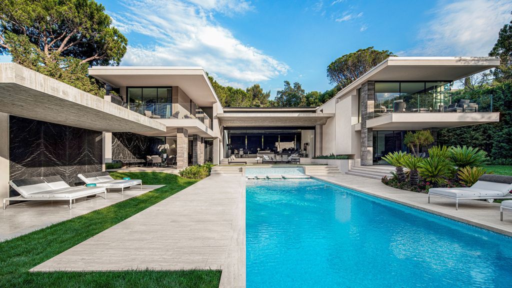 Le Pine House in Saint Tropez, France was designed by SAOTA in Modern style is a contemporary interpretation of traditional Mediterranean Riviera architecture. This house offers luxurious living with high end finishes and smart amenities.
