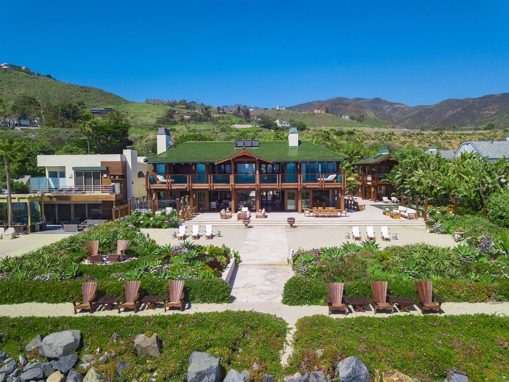 This-100000000-Malibu-Mansion-is-on-One-of-The-Most-Iconic-Beaches-17