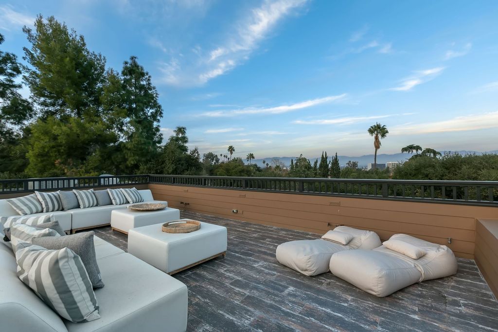 This-9995000-Bespoke-Home-in-Encino-Provides-Ample-Privacy-Exclusivity-18