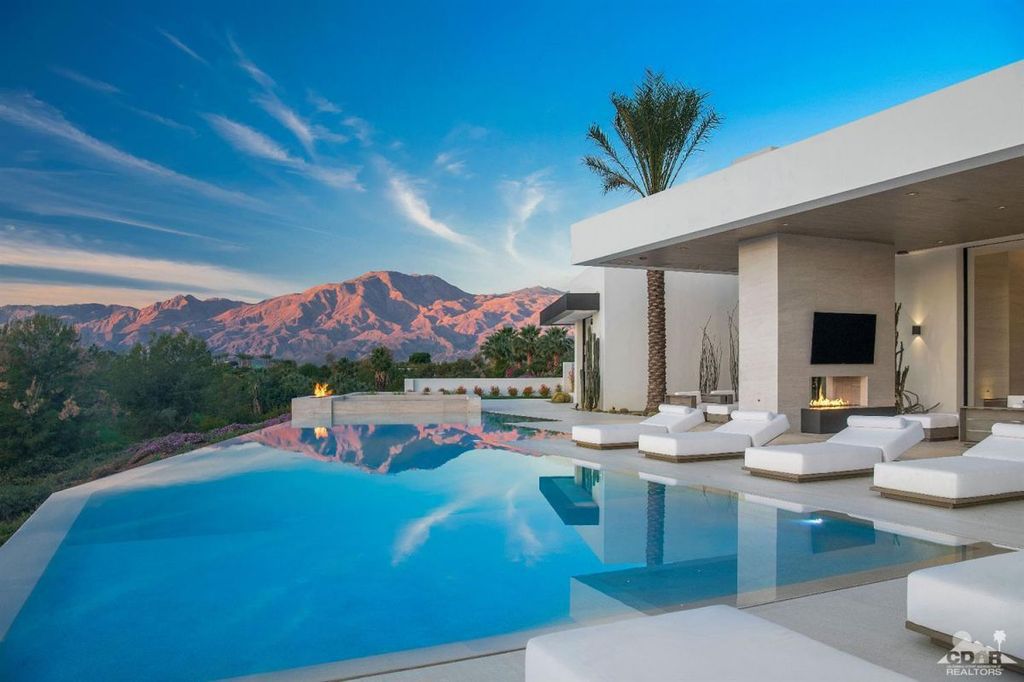 Unimaginable Modern Desert Home in California has mountain view