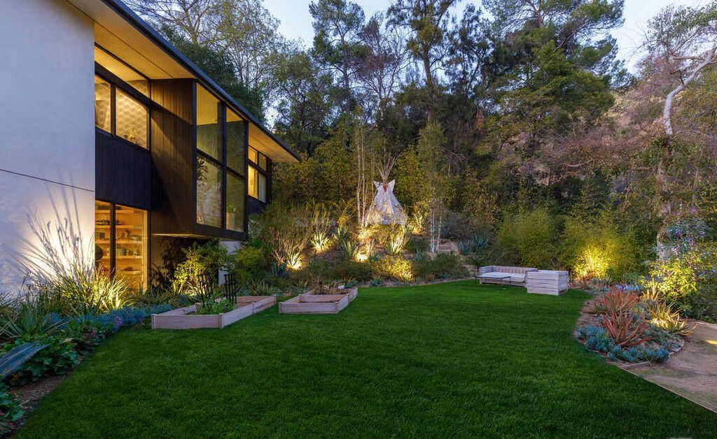 Zen-inspired-Contemporary-Hollywood-Hills-Home-Backs-the-Market-for-14450000-25