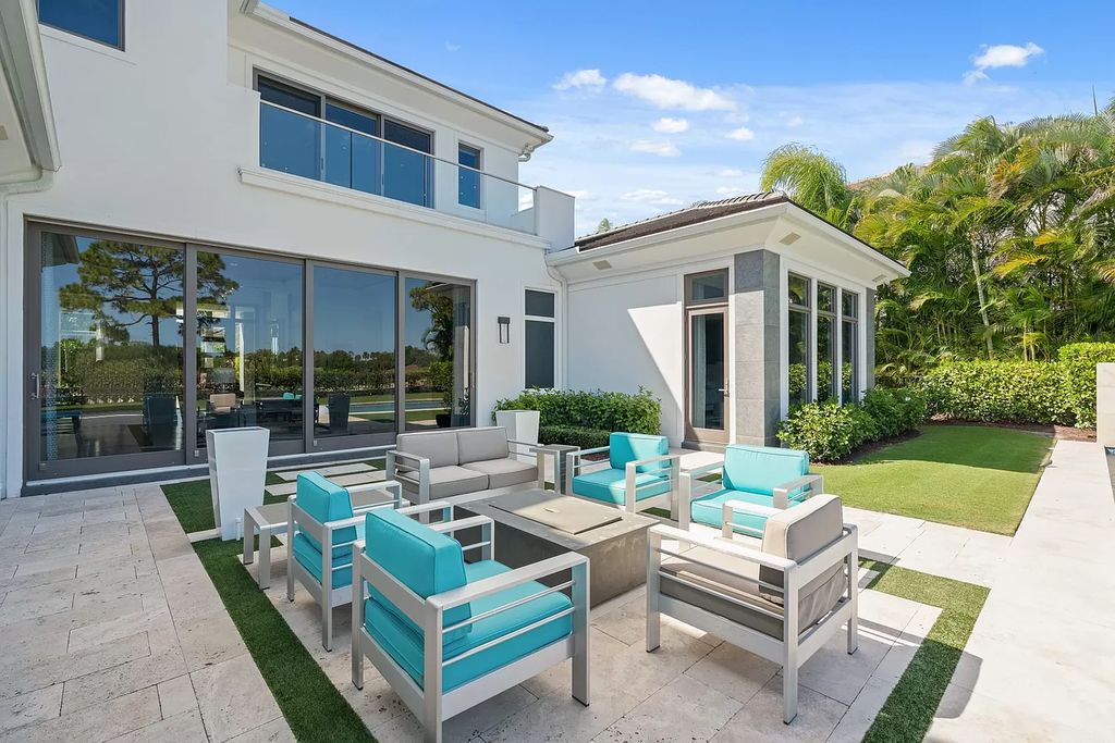 5999000-Spectacular-Home-in-Palm-Beach-Gardens-has-Perfectly-Designed-Exterior-Space-17