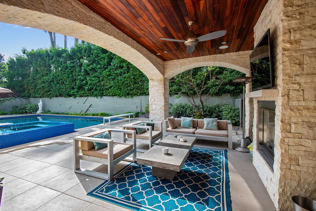 9400000-for-A-Beautifully-Appointed-Home-in-Los-Angeles-23