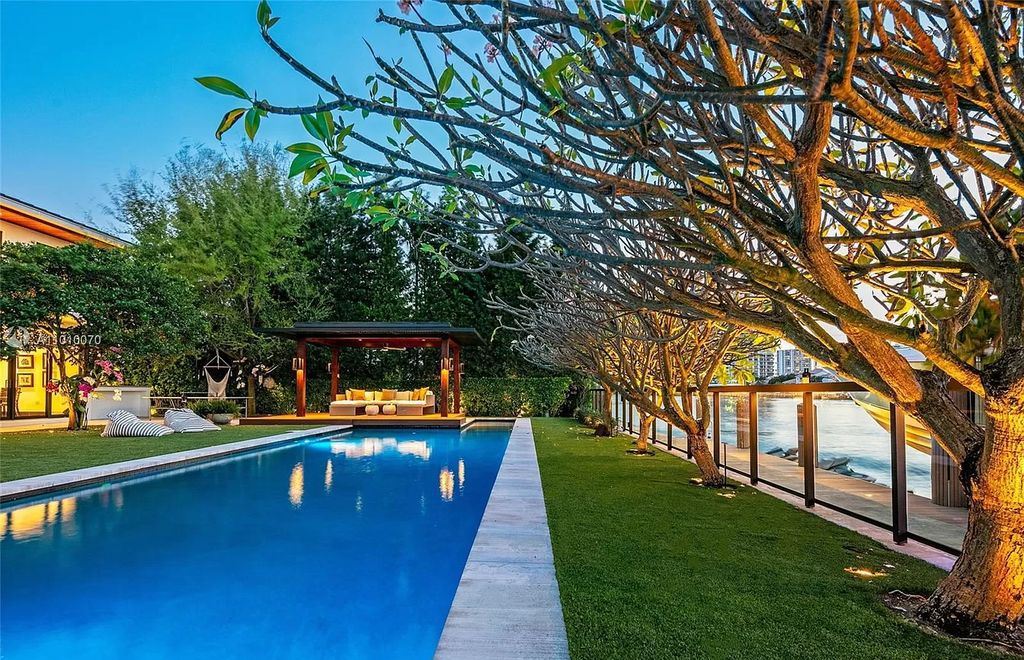 A-Sleek-Bali-Inspired-Waterfront-Home-in-coveted-Golden-Beach-listed-for-14400000-13