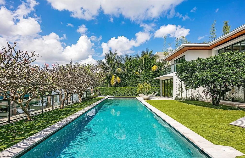 A-Sleek-Bali-Inspired-Waterfront-Home-in-coveted-Golden-Beach-listed-for-14400000-23