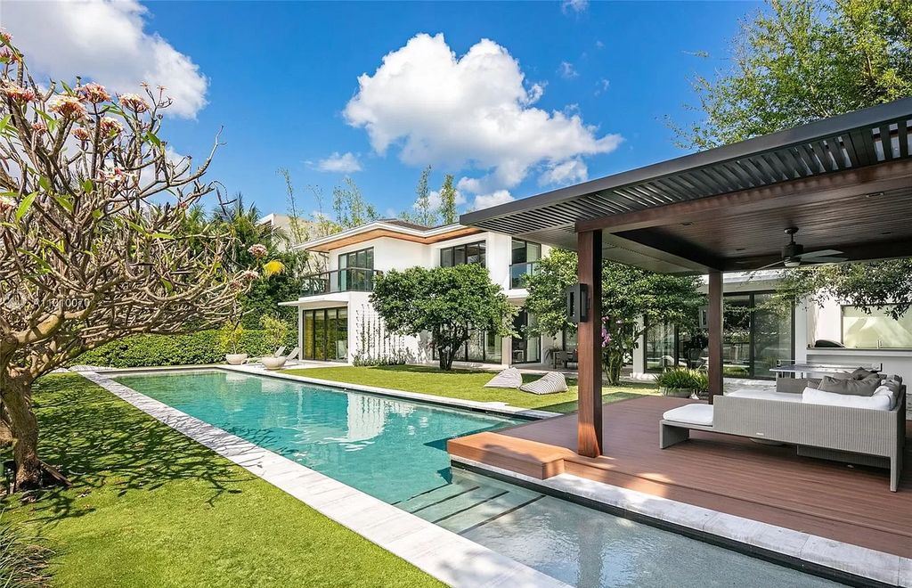 A-Sleek-Bali-Inspired-Waterfront-Home-in-coveted-Golden-Beach-listed-for-14400000-26