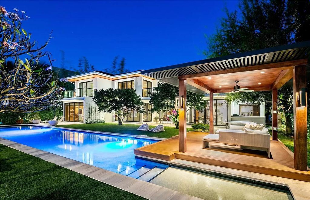 A-Sleek-Bali-Inspired-Waterfront-Home-in-coveted-Golden-Beach-listed-for-14400000-28