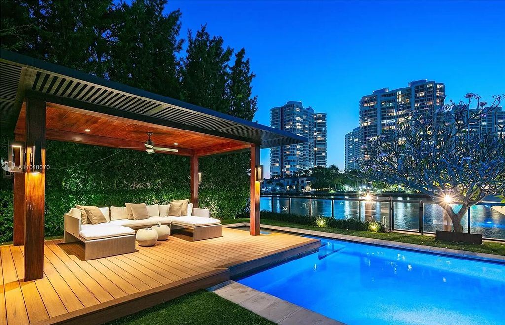 A-Sleek-Bali-Inspired-Waterfront-Home-in-coveted-Golden-Beach-listed-for-14400000-5