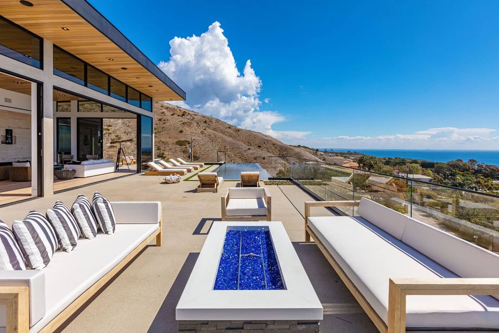 A-Stunning-Architectural-Home-in-Malibu-offers-Luxurious-Lifestyle-Asking-for-11750000-12