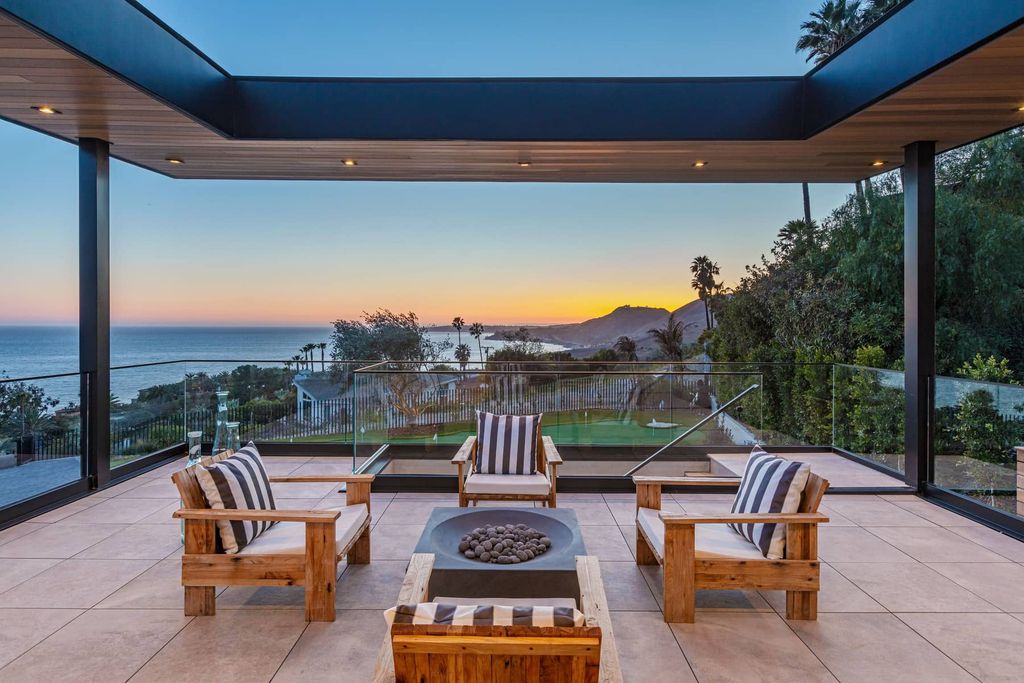 A-Stunning-Architectural-Home-in-Malibu-offers-Luxurious-Lifestyle-Asking-for-11750000-30
