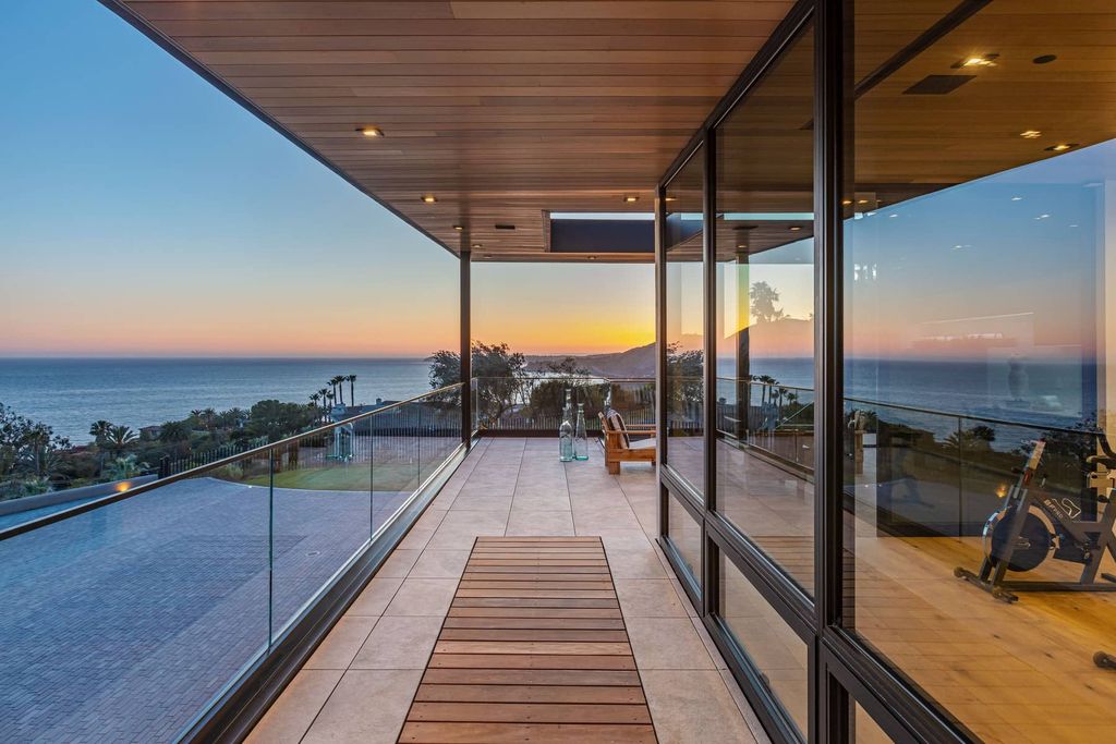 A-Stunning-Architectural-Home-in-Malibu-offers-Luxurious-Lifestyle-Asking-for-11750000-31