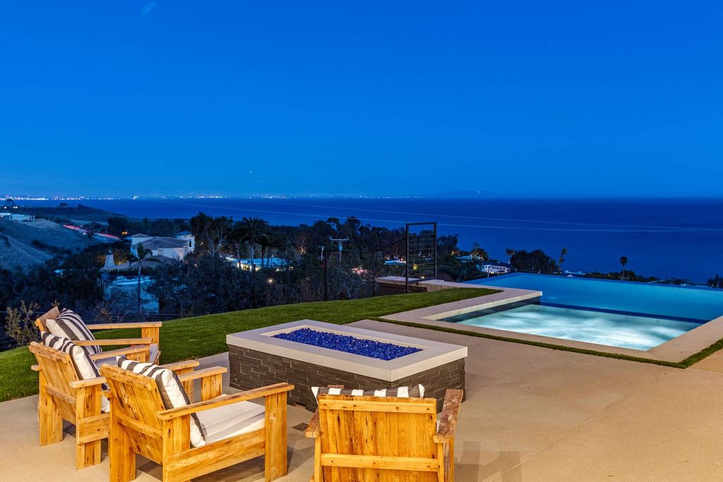 A-Stunning-Architectural-Home-in-Malibu-offers-Luxurious-Lifestyle-Asking-for-11750000-36