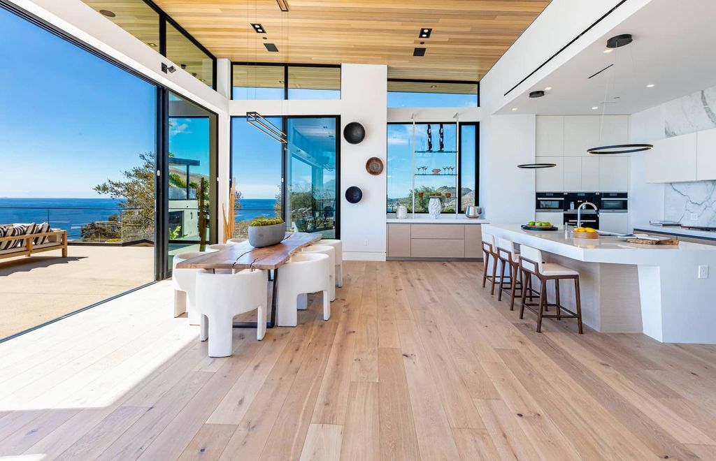 A-Stunning-Architectural-Home-in-Malibu-offers-Luxurious-Lifestyle-Asking-for-11750000-7