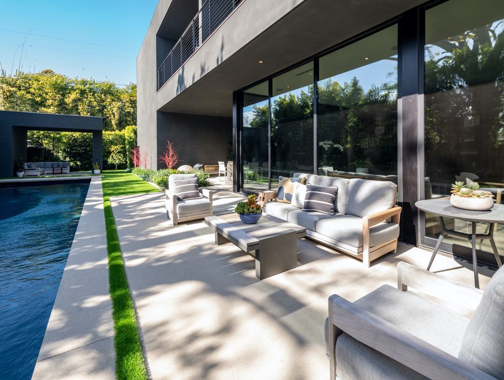 The Home in Venice is a luxurious modern home designed by Marmol Radziner features an open-concept floor plan and masterful workmanship now available for sale. This home located at 1233 Appleton Way, Venice, California; offering 5 bedrooms and 7 bathrooms with over 5,000 square feet of living spaces. 