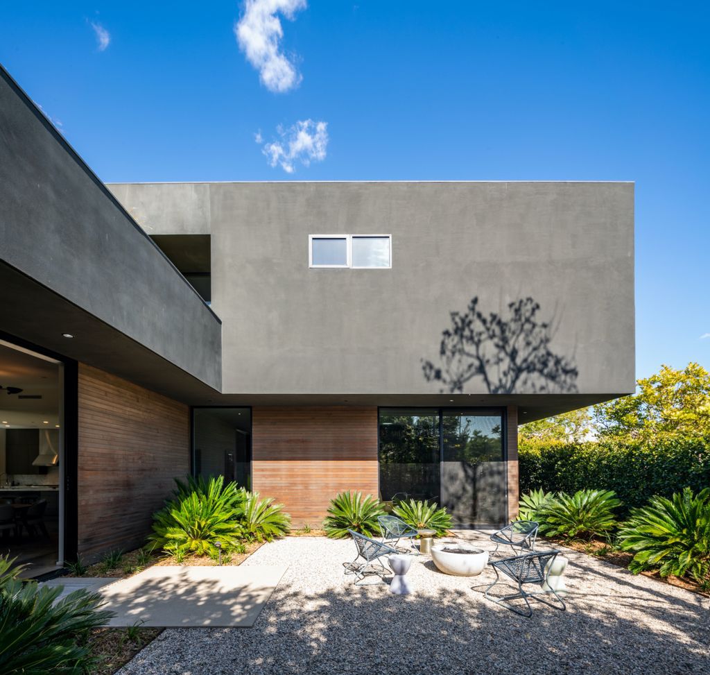 The Home in Venice is a luxurious modern home designed by Marmol Radziner features an open-concept floor plan and masterful workmanship now available for sale. This home located at 1233 Appleton Way, Venice, California; offering 5 bedrooms and 7 bathrooms with over 5,000 square feet of living spaces. 