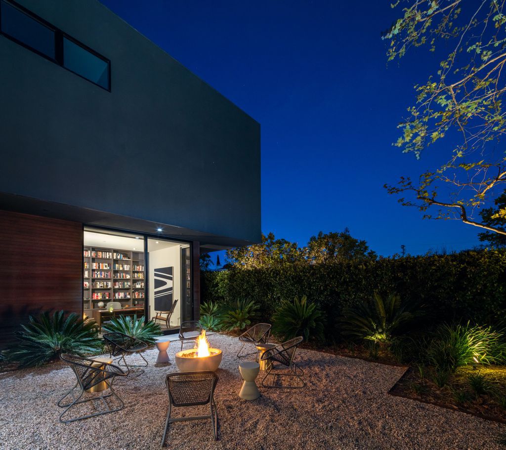 The Home in Venice is a luxurious modern home designed by Marmol Radziner features an open-concept floor plan and masterful workmanship now available for sale. This home located at 1233 Appleton Way, Venice, California; offering 5 bedrooms and 7 bathrooms with over 5,000 square feet of living spaces. 