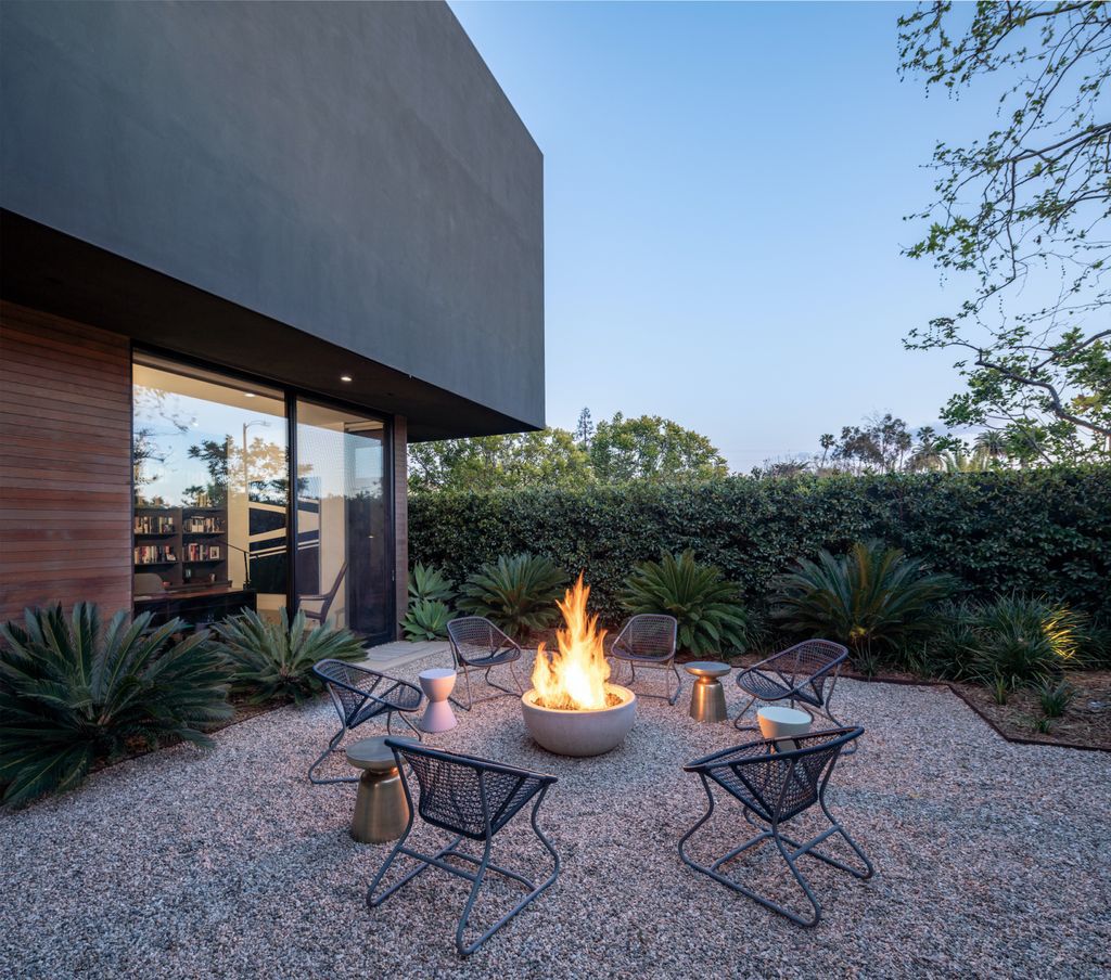 The Home in Venice is a luxurious modern home designed by Marmol Radziner features an open-concept floor plan and masterful workmanship now available for sale. This home located at 1233 Appleton Way, Venice, California; offering 5 bedrooms and 7 bathrooms with over 5,000 square feet of living spaces. 