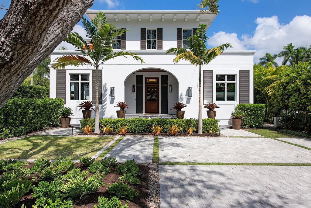 Classic Floridian style home situated at the heart of Old Naples, Florida (11)