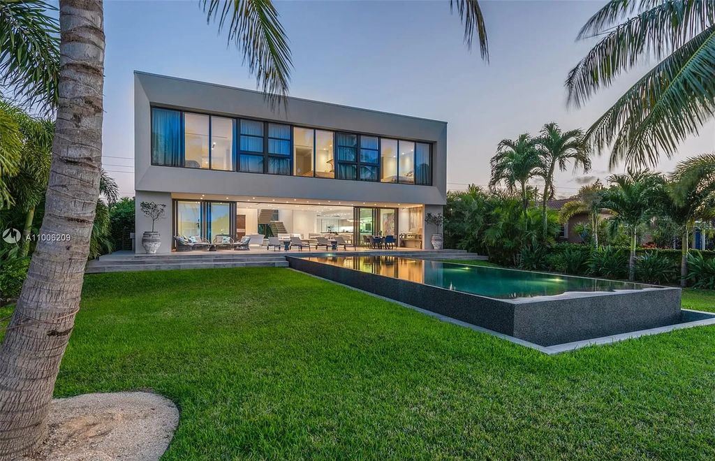 Incredible-New-Construction-Waterfront-Home-in-Miami-Beach-Selling-for-9950000-26