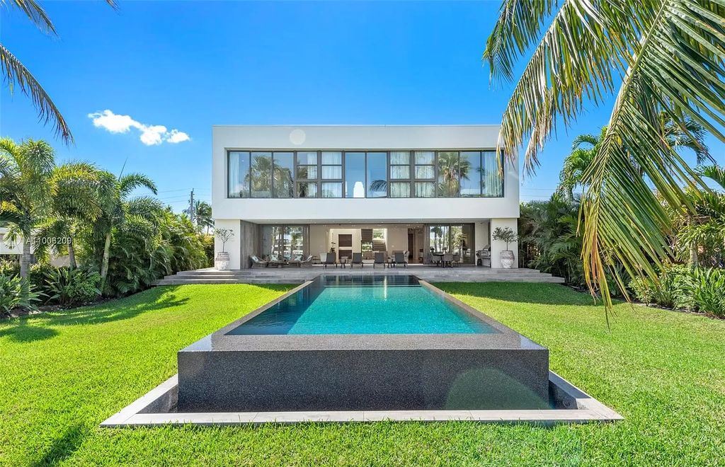 Incredible-New-Construction-Waterfront-Home-in-Miami-Beach-Selling-for-9950000-39