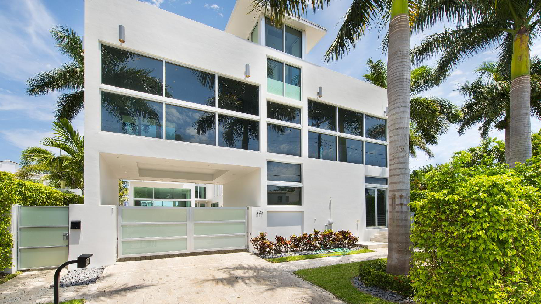 Newly Waterfront Estate in Florida with interiors by Kartell and Artefacto