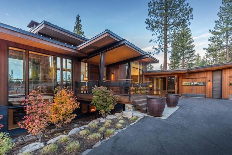 Contemporary Mountain Home with Stunning Views and Eco-Friendly Design in Truckee