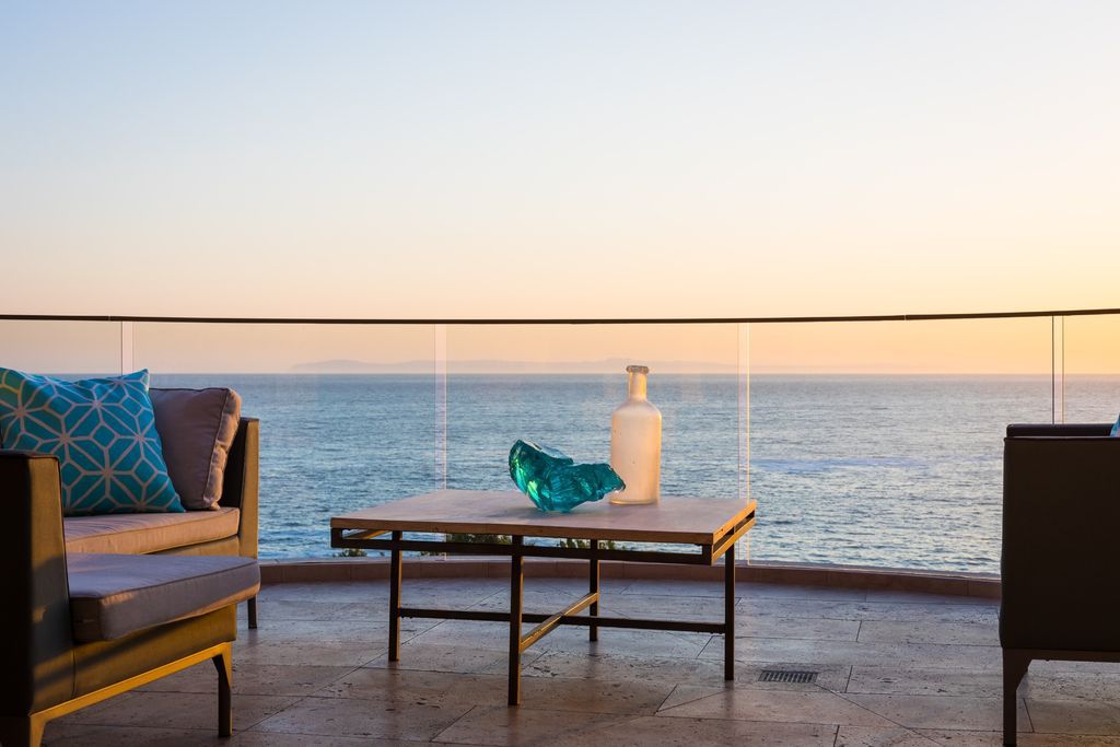 Santa-Barbara-style-estate-in-Emerald-Bay-with-Pacifics-unobstructed-view-24