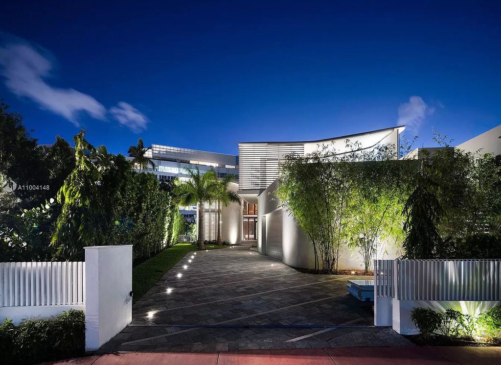 The Miami Beach Home is a new residence designed by world design star Achille Salvagni with a 90 ft infinity pool and private boat dock now available for sale. This home located at 810 Lakeview Dr, Miami Beach, Florida; offering 7 bedrooms and 7 bathrooms with over 7,900 square feet of living spaces.
