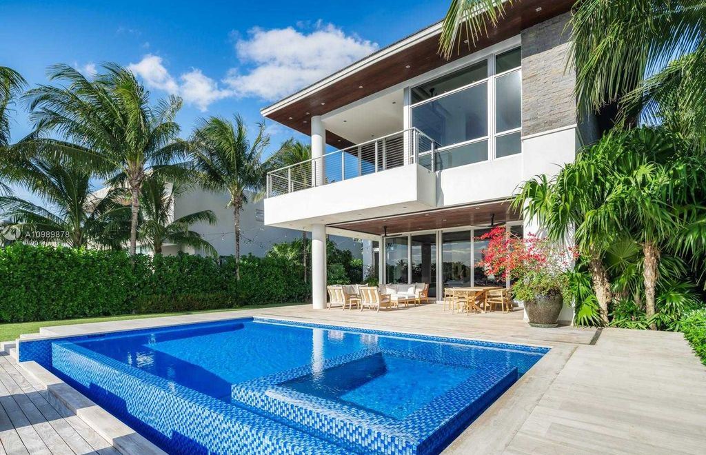 This-9810000-Stunning-Modern-Miami-Beach-Villa-has-a-Sun-exposed-pool-all-day-5