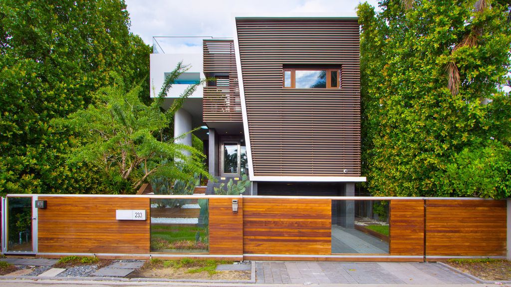 Tropical-Modern-Home-in-Florida-with-1.500-Square-feet-of-rooftop-deck-17