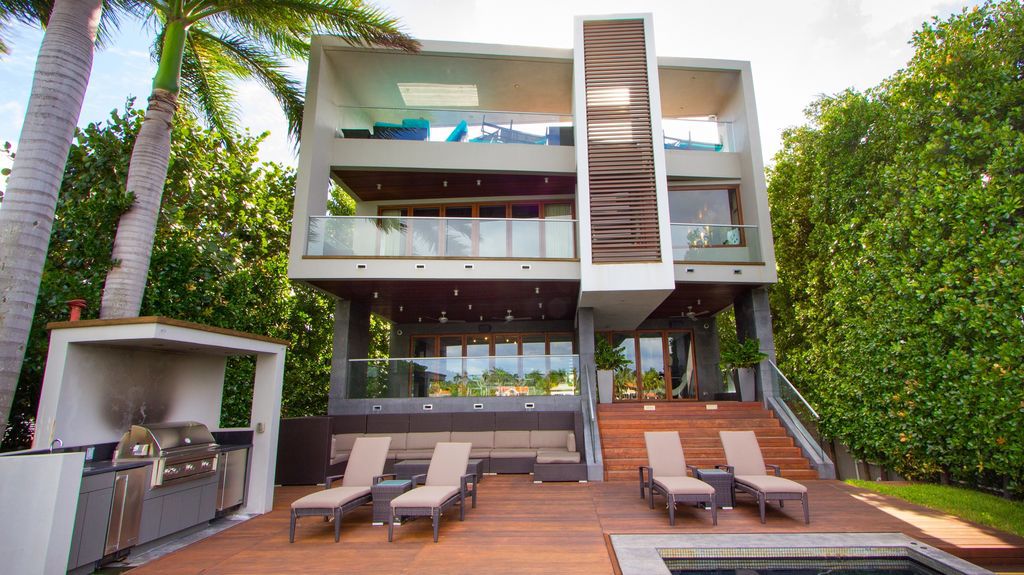 Tropical Modern Home in Florida with 1.500 Square feet of rooftop deck