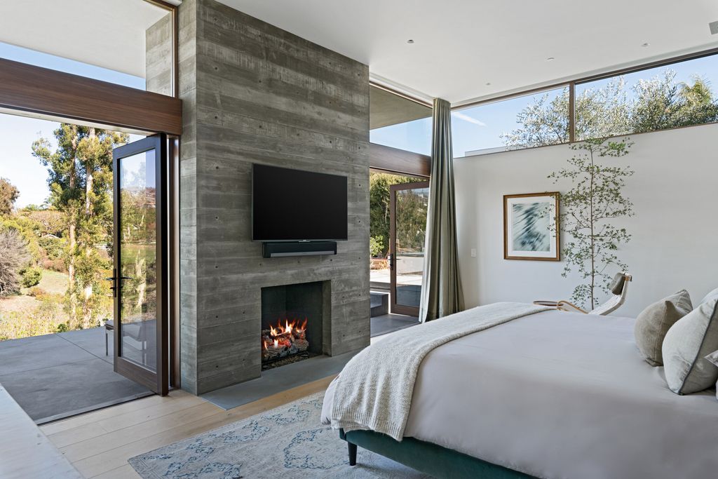 A-Brand-new-Contemporary-Home-of-Exceptional-Tranquility-in-Malibu-hits-the-Market-for-19450000-19