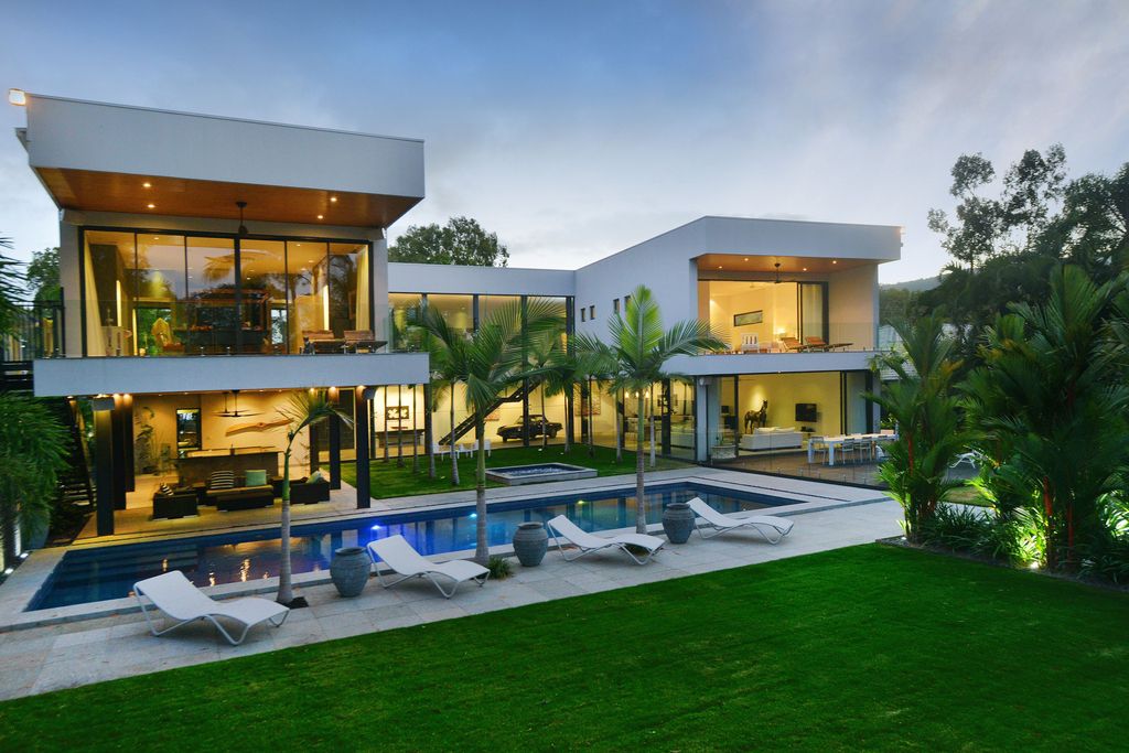 The Queensland Home is a stunning modern masterpiece with contemporary furnishings and bathed in natural light now available for rent. This home located at 50 Kewarra Street, Kewarra Beach, Queensland, Australia; offering 5 bedrooms and 7 bathrooms with over 1,200 square meter of living spaces.